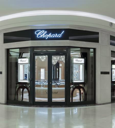 شوبارد تفتتح صالة عرض جديدة في مركز المملكة في السعودية بالتعاون مع عطار المتحدة