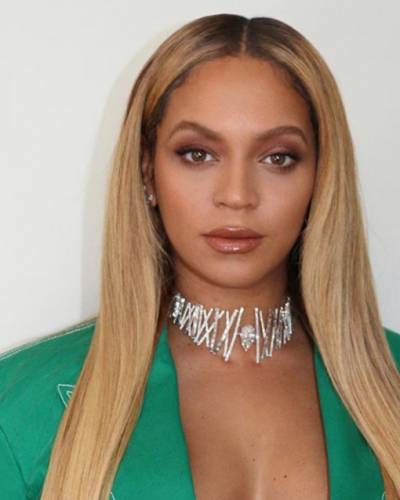 Beyoncé wears custom Messika necklace