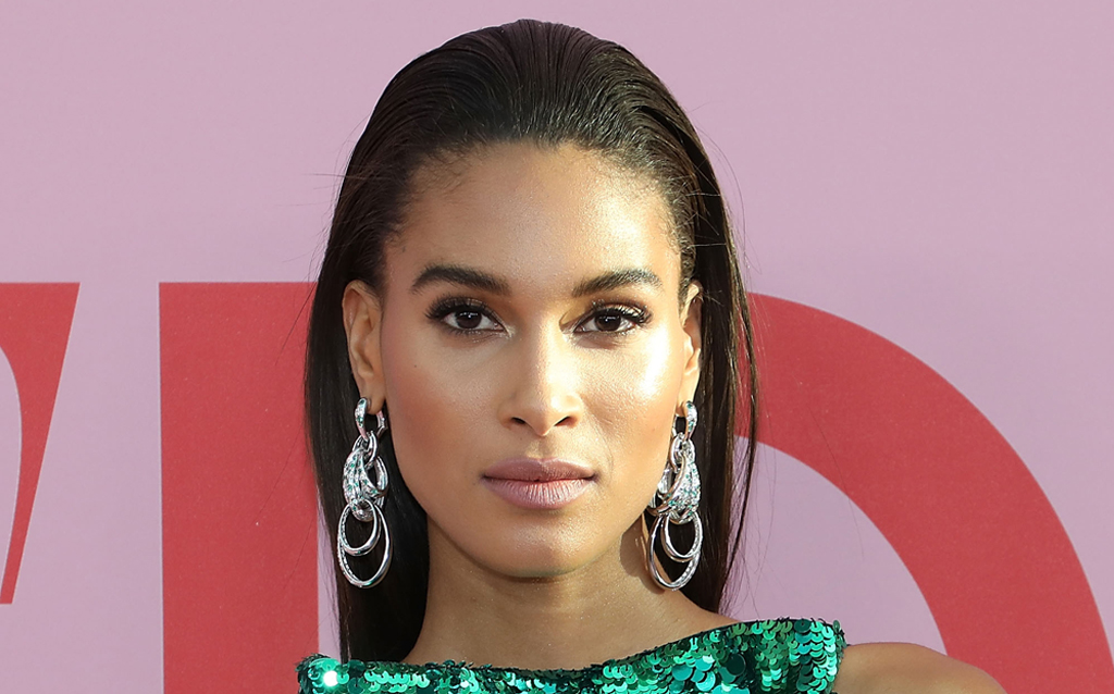 Top model Cindy Bruna wore white diamond and emerald earrings from the CATENE collection. 