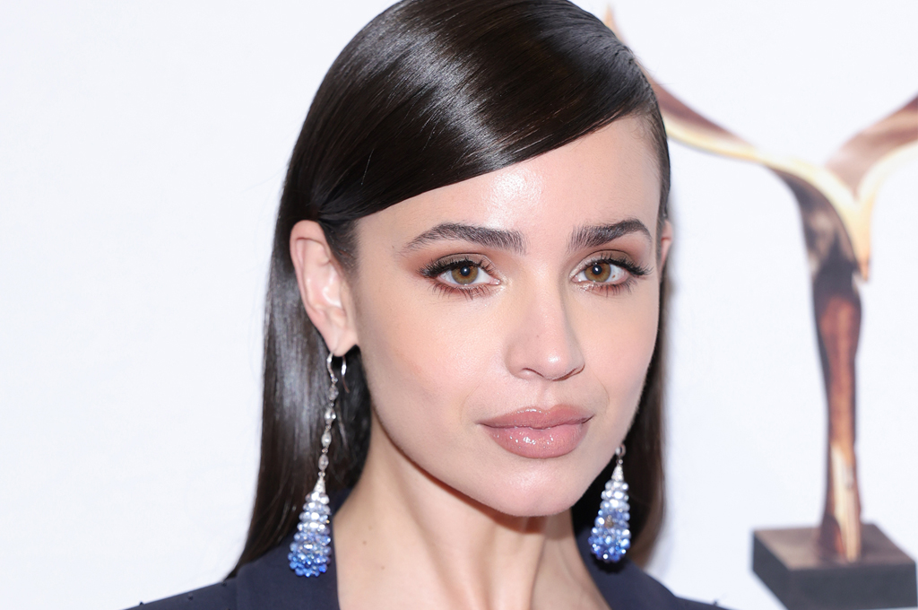  Sofia Carson Shines in Chopard at the 2026 Writers Guild Awards New York Ceremony