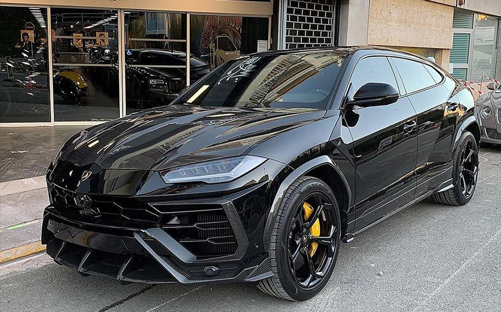 Lamborghini Urus 4x4 in black