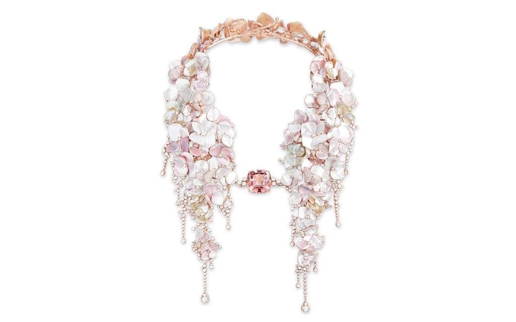 عقد Nuage de Fleurs من الذهب الزهري مزين بالالماس وعرق اللؤلؤ وفي وسطه حجر تورمالين زهري وسادي القطع يزن 42.96 قيراط