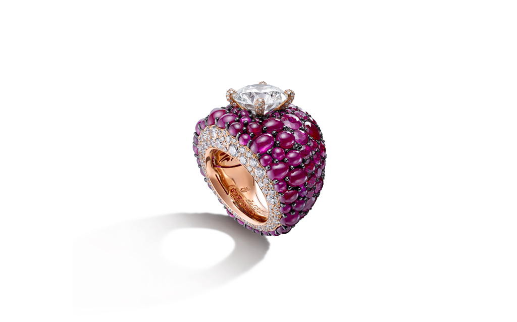 SIGNATURE: VOLUME : In 18K rose gold set with one brilliant-cut diamond (7.12 ct), 21 cabochon cut rubies (15.70 ct), 111 brilliant-cut rubies (approx. 16.50 ct) and 162 white diamonds (approx. 2.75 ct)