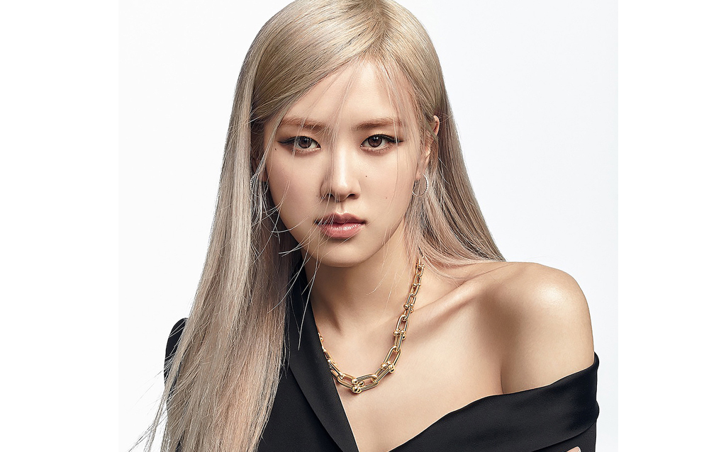 ROSÉ wears HardWear graduated link necklace in 18k gold by Tiffany & Co.