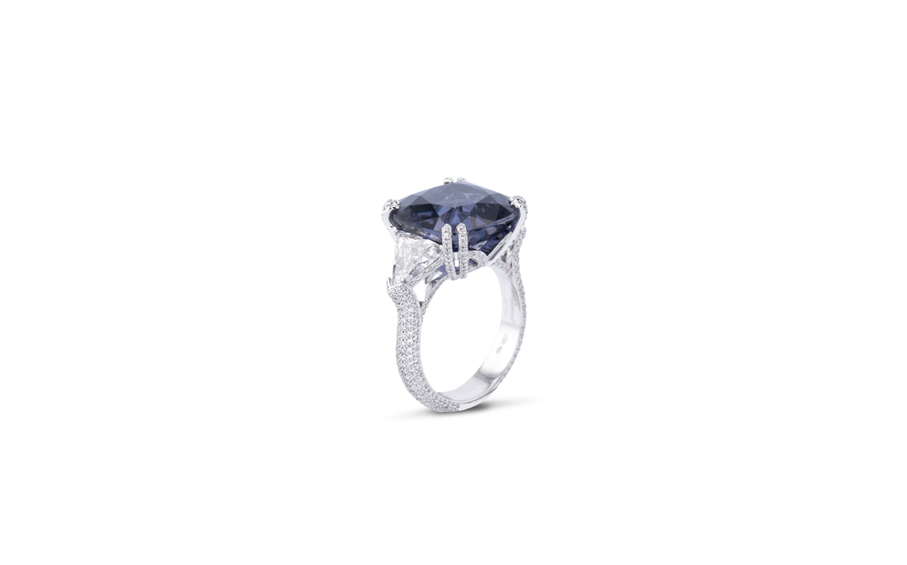 White gold ring set with a purple 12.6-carat unheated spinel (Sri Lanka), two triangular-cut diamonds (2cts) and brilliant-cut diamonds