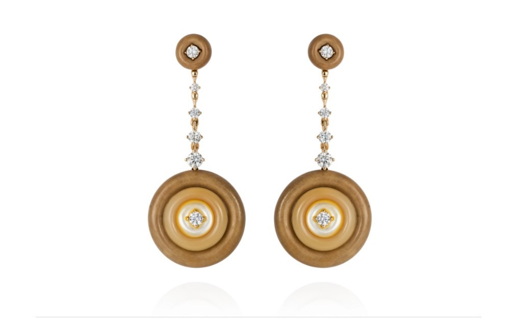  قلادة وأقراط Signal مصنوعة من الخشب والذهب والألماس من Fernando Jorge