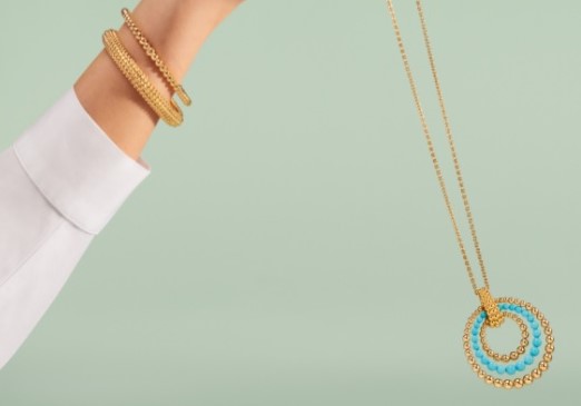 قلادة Perlée  طويلة وملونة ومتحولة من Van Cleef & Arpels 