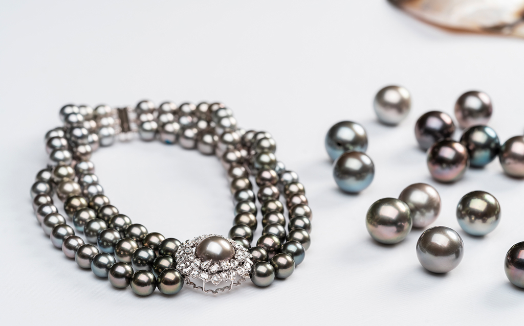 Princess choker by Robert Wan