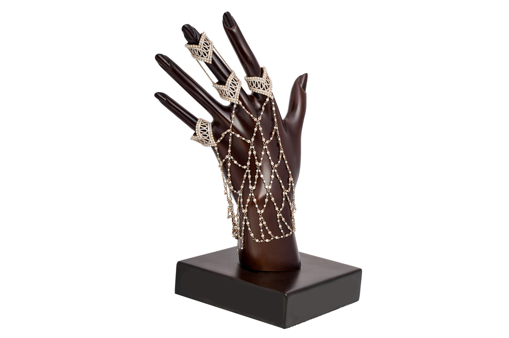 المصمّمة نور الفردان رحلة إبداع من محارات البحر إلى معاصم المشاهر