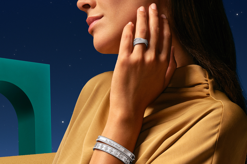 تحتفي فان كليف أند آربلز بشهر رمضان المبارك من خلال إبداعات مجموعة بيرليه (Perlée) المتألقة، بالتعاون مع فنان الخط العربي خالد شاهين